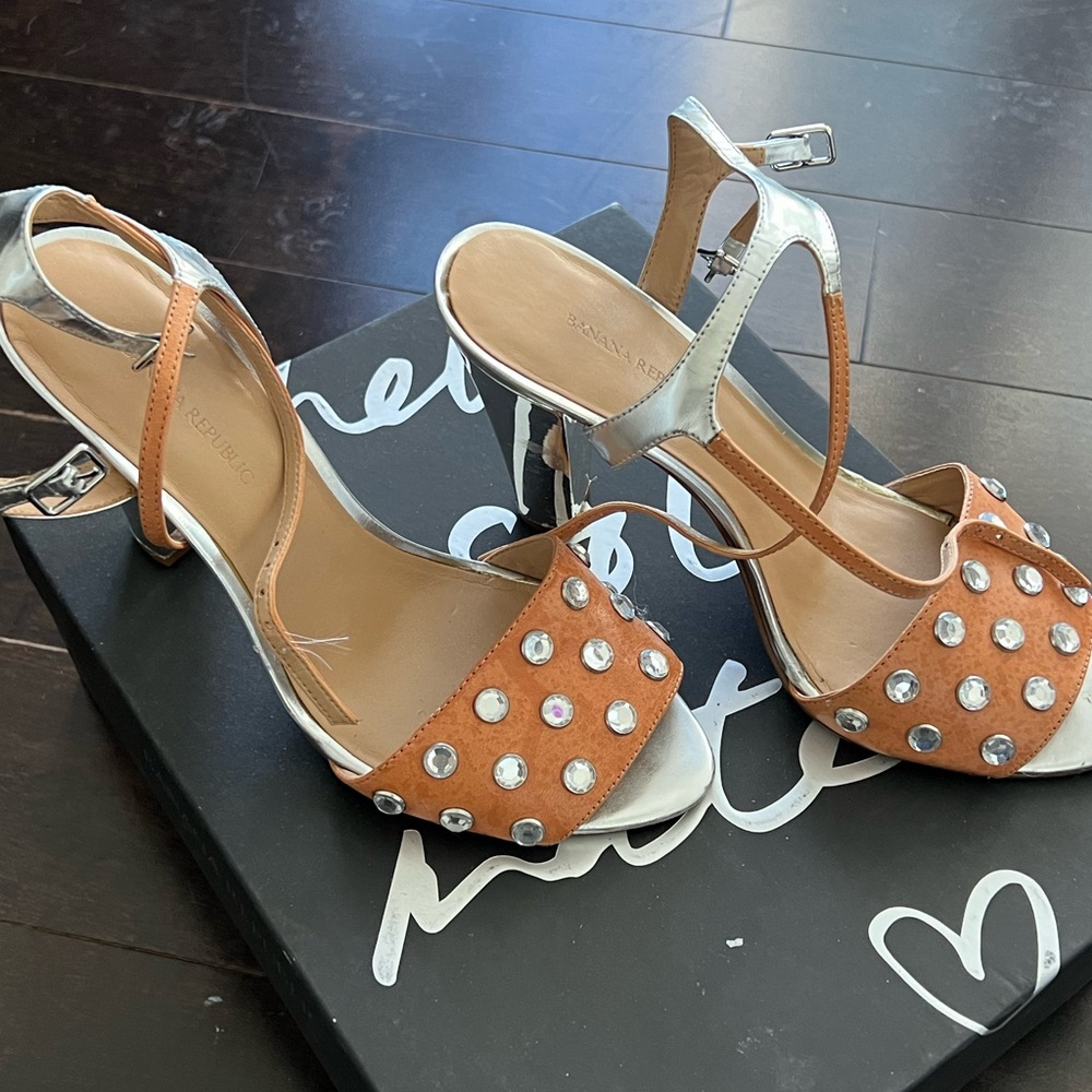 Banana Republic women’s shoes. Super comfortable, minor wear, size 7.5